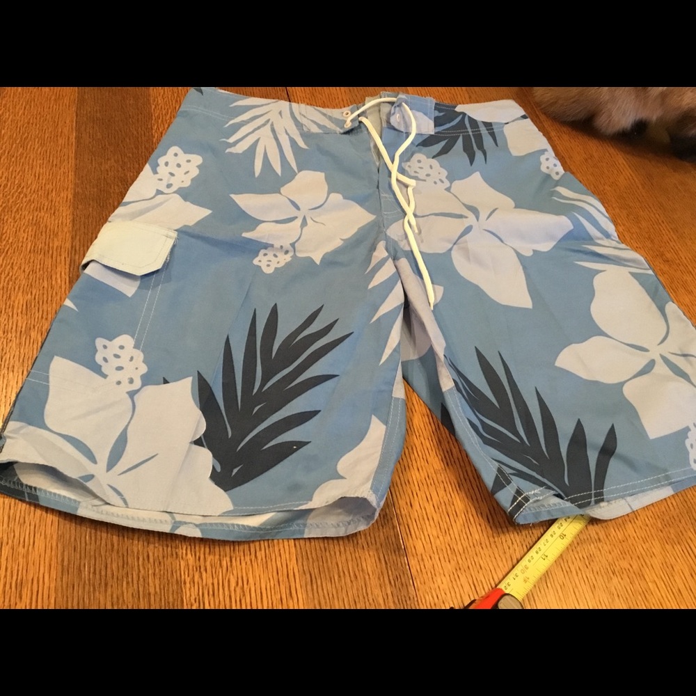 Basix men’s board shorts size M